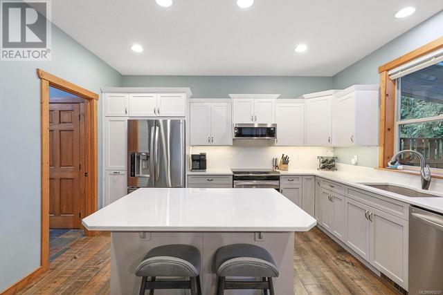 Updated Kitchen with Quartz Countertops | Image 7