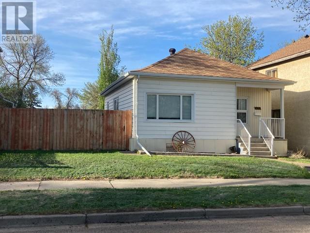 1064 Dominion Street Se, House detached with 2 bedrooms, 1 bathrooms and 4 parking in Medicine Hat AB | Card Image