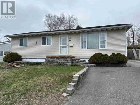 44 Dieppe Ave, House detached with 3 bedrooms, 2 bathrooms and null parking in Elliot Lake ON | Card Image