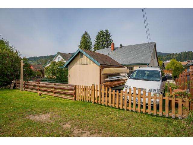 555 5th Ave, House detached with 6 bedrooms, 3 bathrooms and 4 parking in Castlegar BC | Image 77