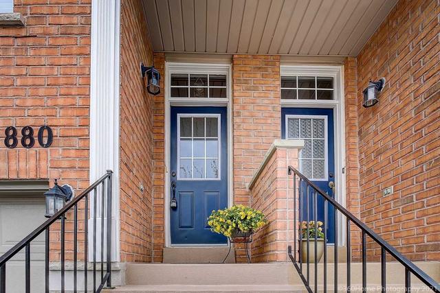 880 Scollard Crt, Townhouse with 2 bedrooms, 2 bathrooms and 3 parking in Mississauga ON | Image 12