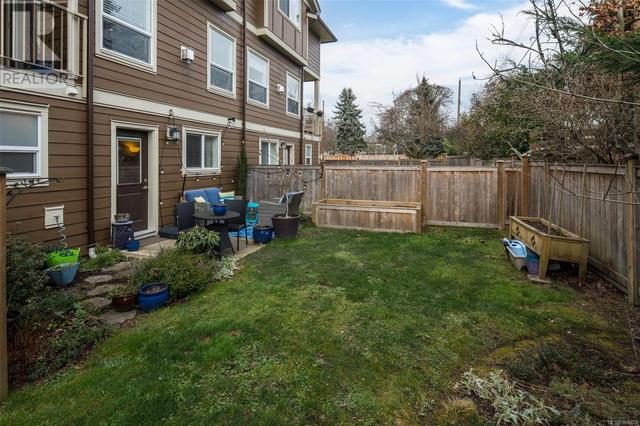 4 - 2923 Shelbourne St, House attached with 3 bedrooms, 3 bathrooms and 1 parking in Victoria BC | Image 36