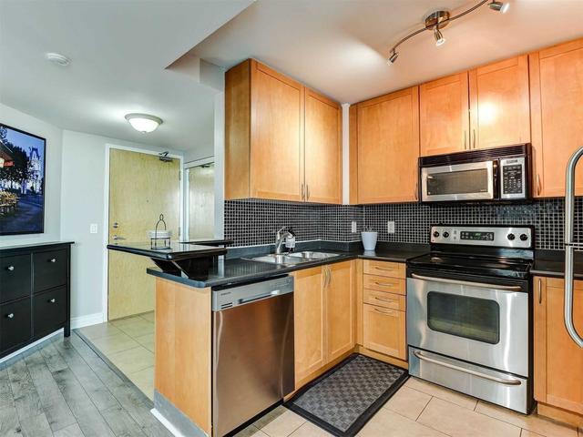 1002 - 220 Burnhamthorpe Rd W, Condo with 2 bedrooms, 2 bathrooms and 1 parking in Mississauga ON | Image 2