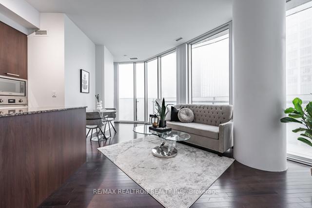 3002 - 12 York St, Condo with 2 bedrooms, 2 bathrooms and 1 parking in Toronto ON | Image 5