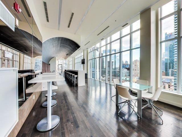 510 - 126 Simcoe St, Condo with 2 bedrooms, 1 bathrooms and 1 parking in Toronto ON | Image 5