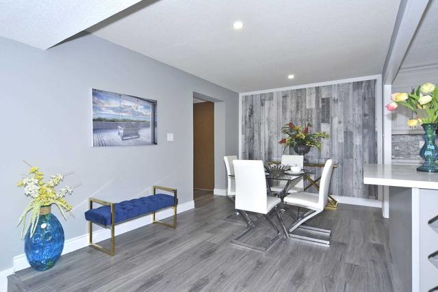 2005 - 260 Scarlett Rd, Condo with 2 bedrooms, 2 bathrooms and 1 parking in Toronto ON | Image 1