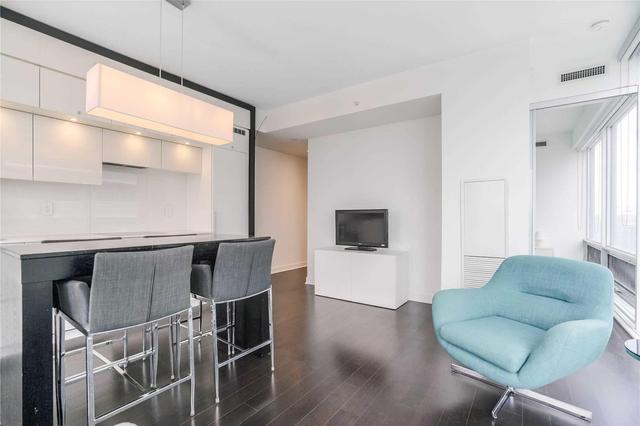 4309 - 15 Grenville St, Condo with 2 bedrooms, 1 bathrooms and 1 parking in Toronto ON | Image 8