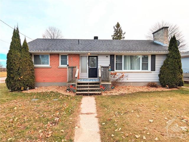 91 Broadview Avenue E, House detached with 3 bedrooms, 2 bathrooms and 3 parking in Smiths Falls ON | Image 2