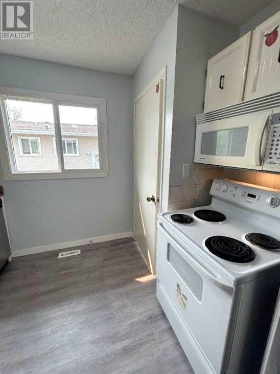 9506 76 Avenue, House semidetached with 3 bedrooms, 1 bathrooms and 2 parking in Grande Prairie AB | Image 5