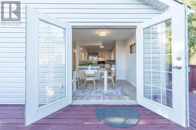 Double doors to deck from dining area | Image 13