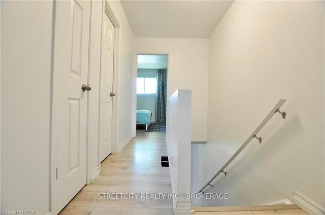 91 Toulon Cres, Townhouse with 2 bedrooms, 2 bathrooms and 1 parking in London ON | Image 4