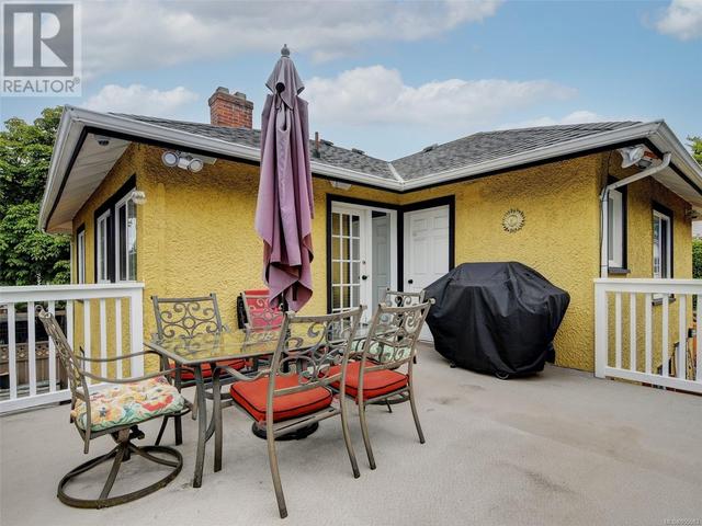 1830 Chestnut St, House detached with 4 bedrooms, 2 bathrooms and 4 parking in Victoria BC | Image 17