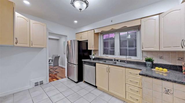 134 Confederation Dr, House detached with 3 bedrooms, 2 bathrooms and 4 parking in Toronto ON | Image 7