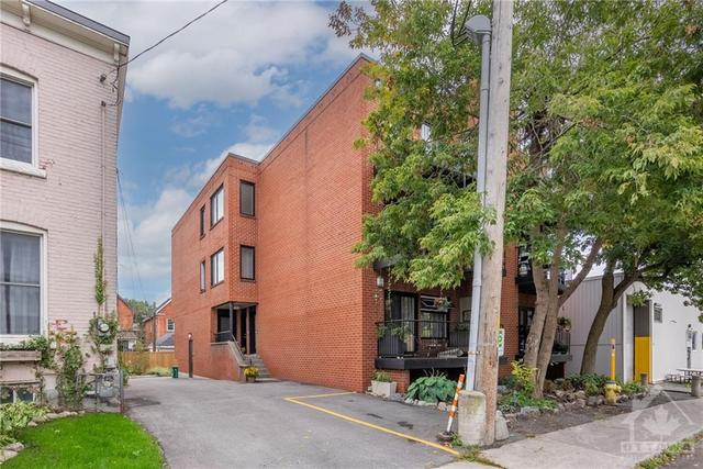 b - 148 Elm Street, House attached with 2 bedrooms, 3 bathrooms and 1 parking in Ottawa ON | Image 2
