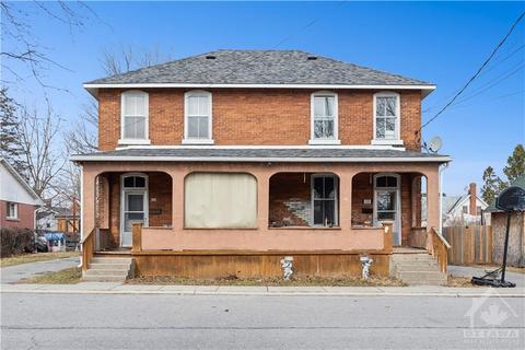 113 George Street, Home with 3 bedrooms, 1 bathrooms and 3 parking in Carleton Place ON | Card Image