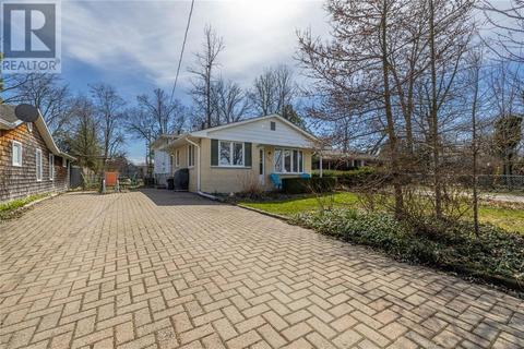 2951 Sunset Boulevard, House detached with 3 bedrooms, 1 bathrooms and null parking in Sarnia ON | Card Image
