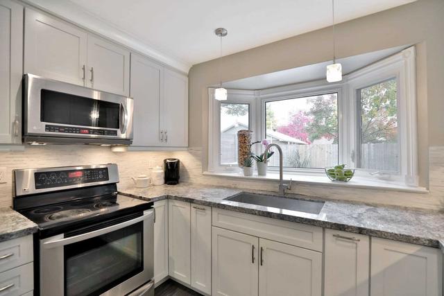 128 Speyside Dr, House detached with 3 bedrooms, 3 bathrooms and 3 parking in Oakville ON | Image 3