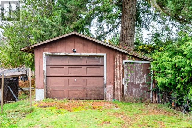 The shop/garage has electricity, concrete floor, work bench and 7yr old roof | Image 24