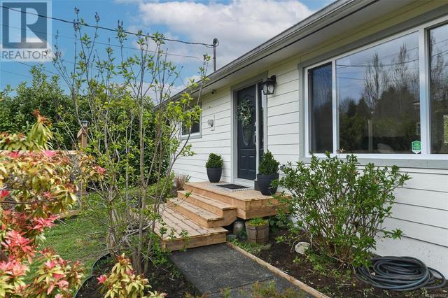 1380 Cumberland Rd, House detached with 3 bedrooms, 2 bathrooms and 2 parking in Courtenay BC | Image 1