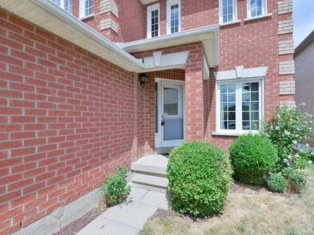 65 Lent Cres, House detached with 4 bedrooms, 3 bathrooms and 4 parking in Brampton ON | Image 2