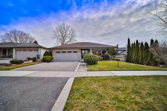 31 Rockcastle Dr, House detached with 4 bedrooms, 3 bathrooms and 6 parking in Toronto ON | Image 1