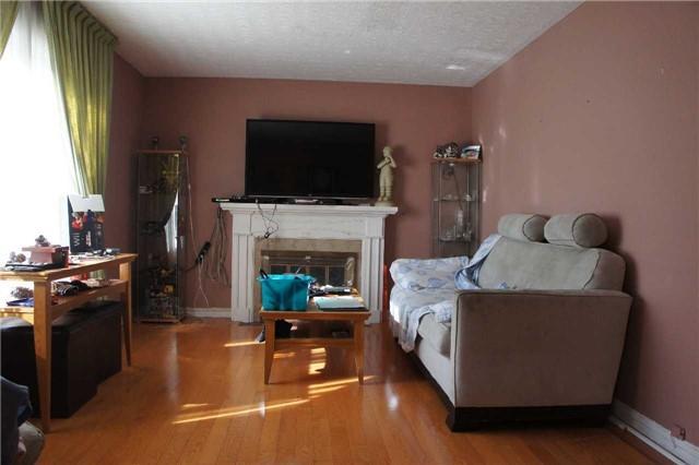 1263 Melton Dr, House detached with 3 bedrooms, 2 bathrooms and 3 parking in Mississauga ON | Image 3