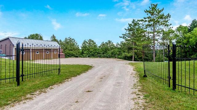 3110 Sideroad 30 Sdrd, House detached with 2 bedrooms, 1 bathrooms and 13 parking in Milton ON | Image 1
