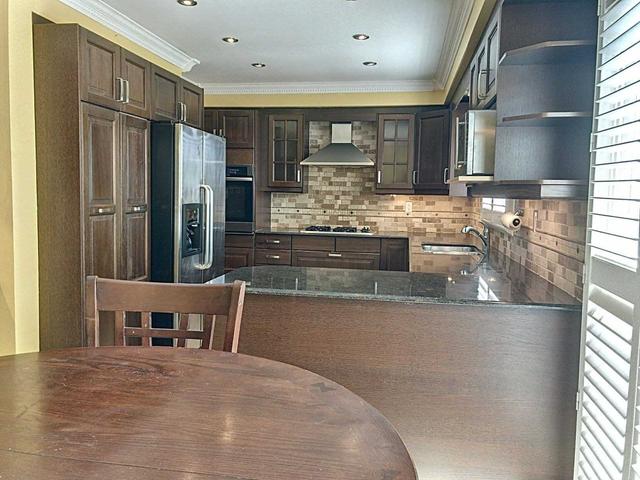 6235 Camgreen Circ, House detached with 4 bedrooms, 3 bathrooms and 4 parking in Mississauga ON | Image 2