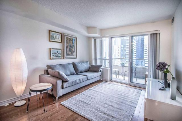835 - 250 Wellington St W, Condo with 1 bedrooms, 1 bathrooms and 1 parking in Toronto ON | Image 2