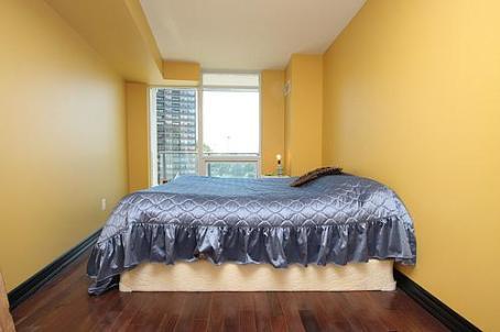 408 - 18 Valley Woods Rd, Condo with 2 bedrooms, 2 bathrooms and 1 parking in Toronto ON | Image 5