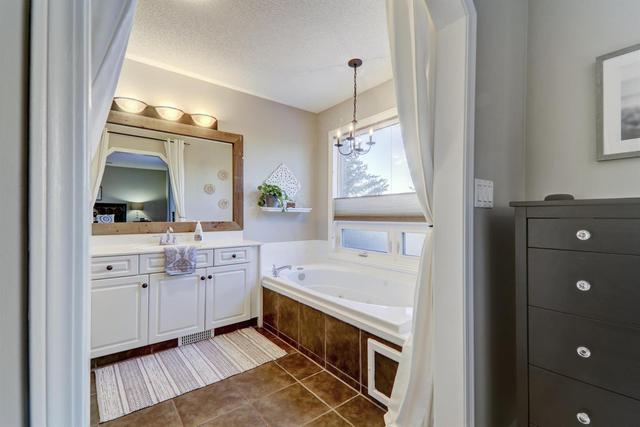 246 Mt Assiniboine Place Se, House detached with 4 bedrooms, 3 bathrooms and 4 parking in Calgary AB | Image 12