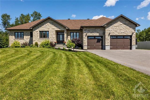 561 Tullamore Street, House detached with 4 bedrooms, 4 bathrooms and 14 parking in Ottawa ON | Image 2