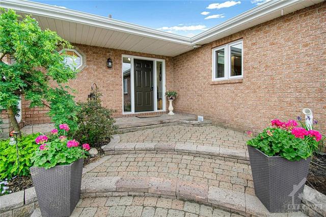 11060 County 3 Road, House detached with 3 bedrooms, 5 bathrooms and 12 parking in North Dundas ON | Image 2