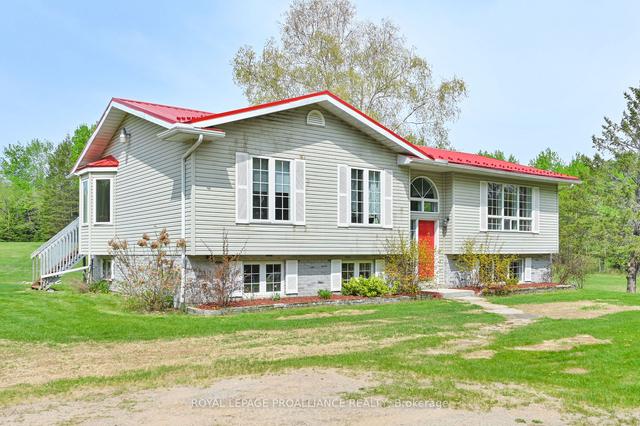 352 Quarry Rd, House detached with 3 bedrooms, 2 bathrooms and 30 parking in Bancroft ON | Image 1