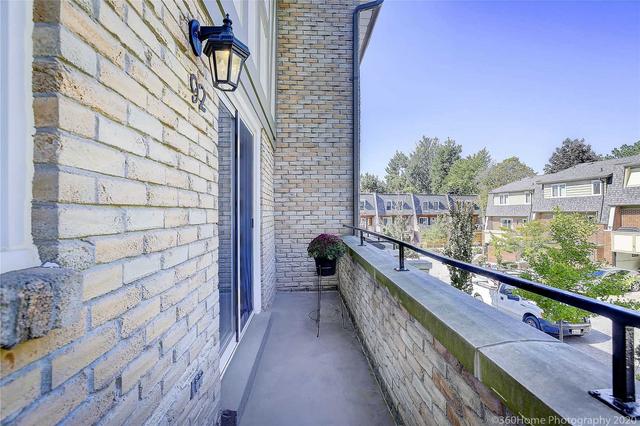 92 Quail Valley Cres, Townhouse with 3 bedrooms, 3 bathrooms and 4 parking in Markham ON | Image 2