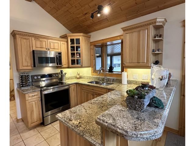 4539 Columbia Place, House detached with 3 bedrooms, 3 bathrooms and null parking in East Kootenay F BC | Image 6