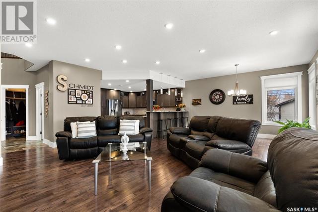 799 First Avenue, House detached with 3 bedrooms, 3 bathrooms and null parking in Pilot Butte SK | Image 4