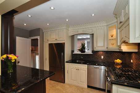 839 Kingston Rd, House detached with 2 bedrooms, 2 bathrooms and 1 parking in Toronto ON | Image 8