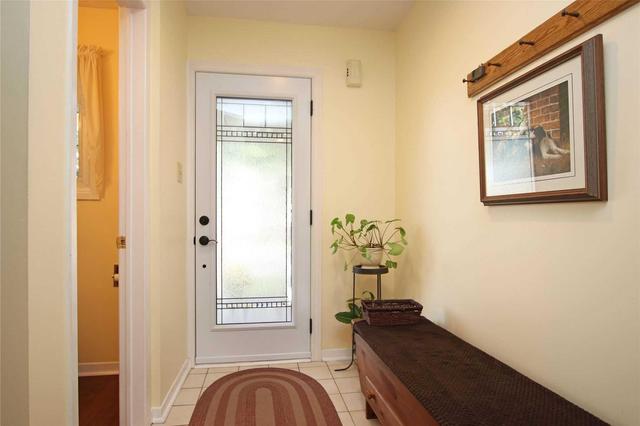 42 Chipstead Ave, Townhouse with 3 bedrooms, 3 bathrooms and 1 parking in Brampton ON | Image 2