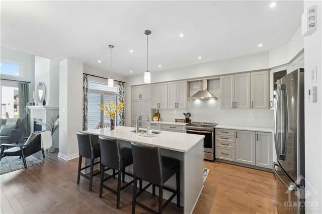 71 Salamander Way, Townhouse with 3 bedrooms, 3 bathrooms and 3 parking in Ottawa ON | Image 4