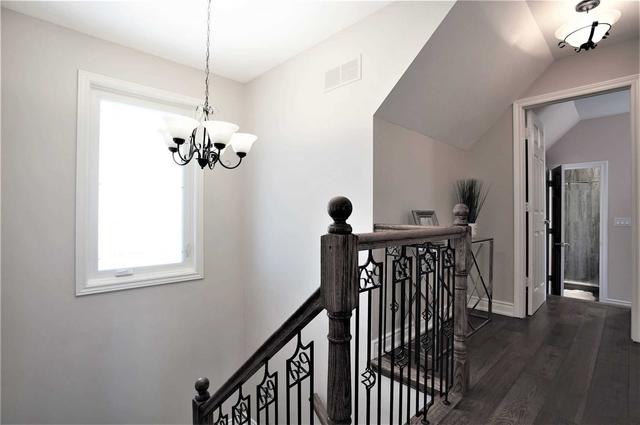 8 Athol Ave, House detached with 3 bedrooms, 4 bathrooms and 5 parking in Toronto ON | Image 7