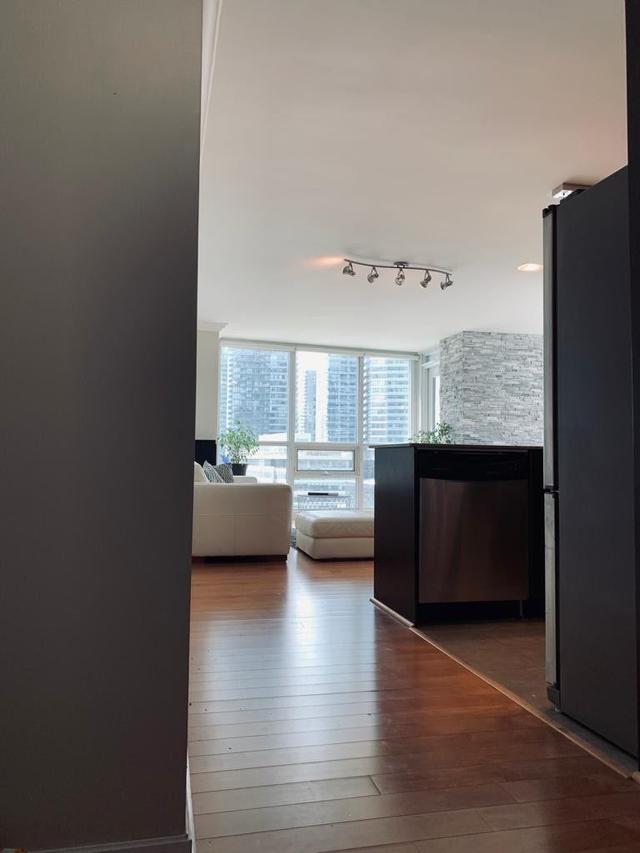 1202 - 18 Harbour St, Condo with 2 bedrooms, 2 bathrooms and 2 parking in Toronto ON | Image 4