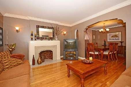 80 Lankin Blvd, House detached with 2 bedrooms, 1 bathrooms and 2 parking in Toronto ON | Image 2