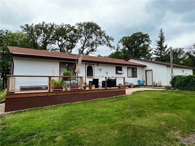145 Oak Point Drive, House detached with 3 bedrooms, 2 bathrooms and null parking in Killarney   Turtle Mountain MB | Card Image