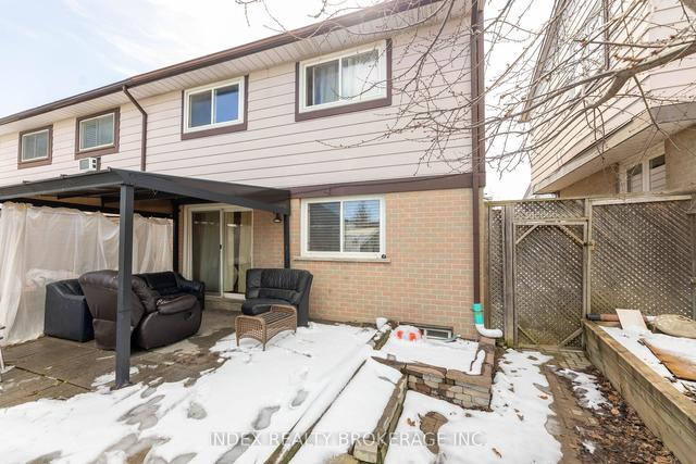 18 Hallcrown Crt S, House attached with 3 bedrooms, 2 bathrooms and 2 parking in Brampton ON | Image 33