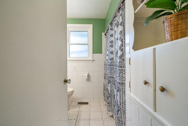 195 West 19th St, House detached with 2 bedrooms, 1 bathrooms and 4 parking in Hamilton ON | Image 3