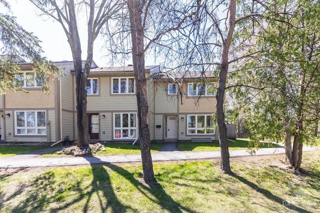 81 Peary Way, Townhouse with 3 bedrooms, 2 bathrooms and 1 parking in Ottawa ON | Image 2