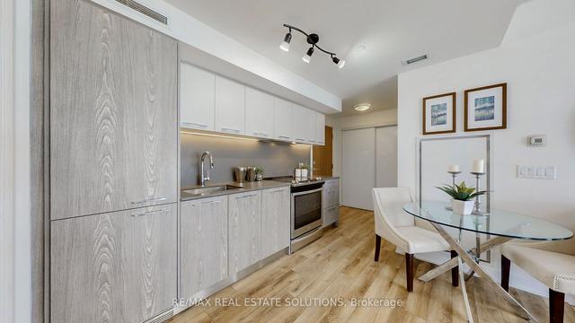 903 - 30 Baseball Pl, Condo with 2 bedrooms, 1 bathrooms and 1 parking in Toronto ON | Image 2
