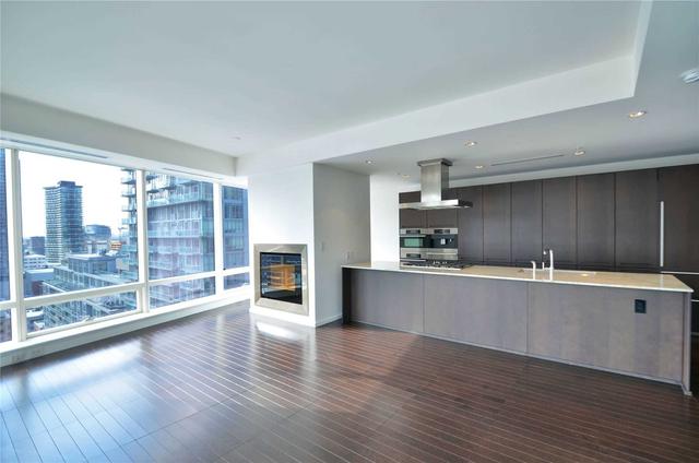2001 - 180 University Ave, Condo with 2 bedrooms, 3 bathrooms and 1 parking in Toronto ON | Image 1