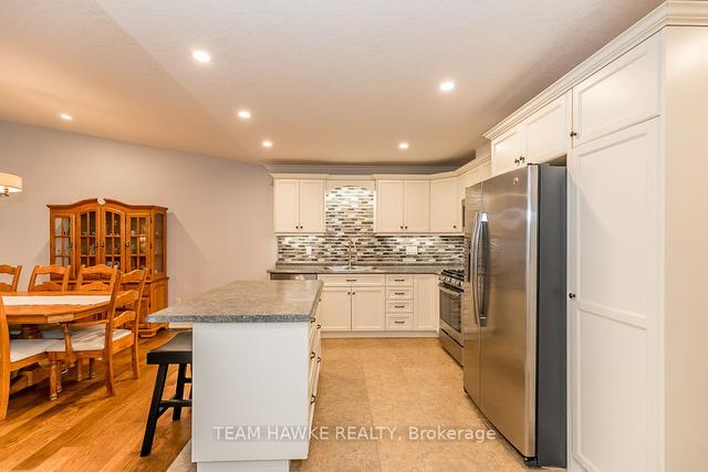 15 Chamberlain Cres, House attached with 2 bedrooms, 2 bathrooms and 2 parking in Penetanguishene ON | Image 3